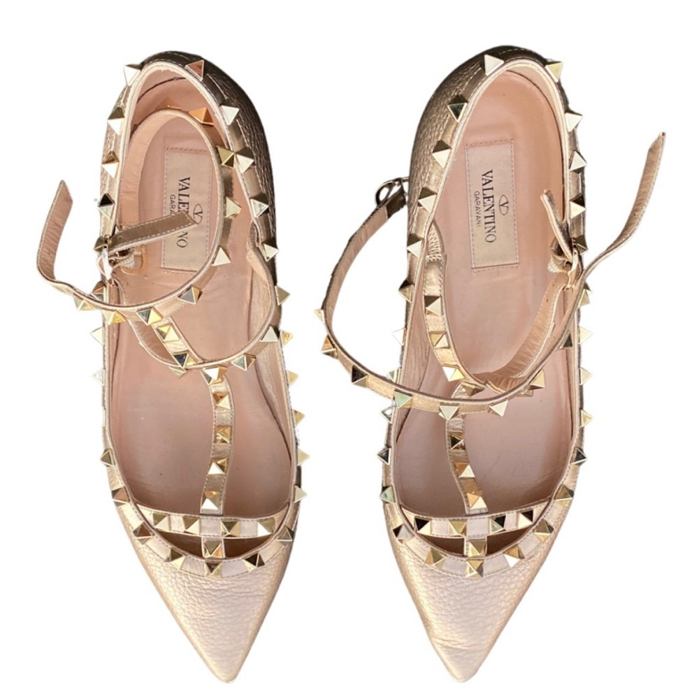 Auth Preowned Valentino Gold Rockstud gladiator flats size 8